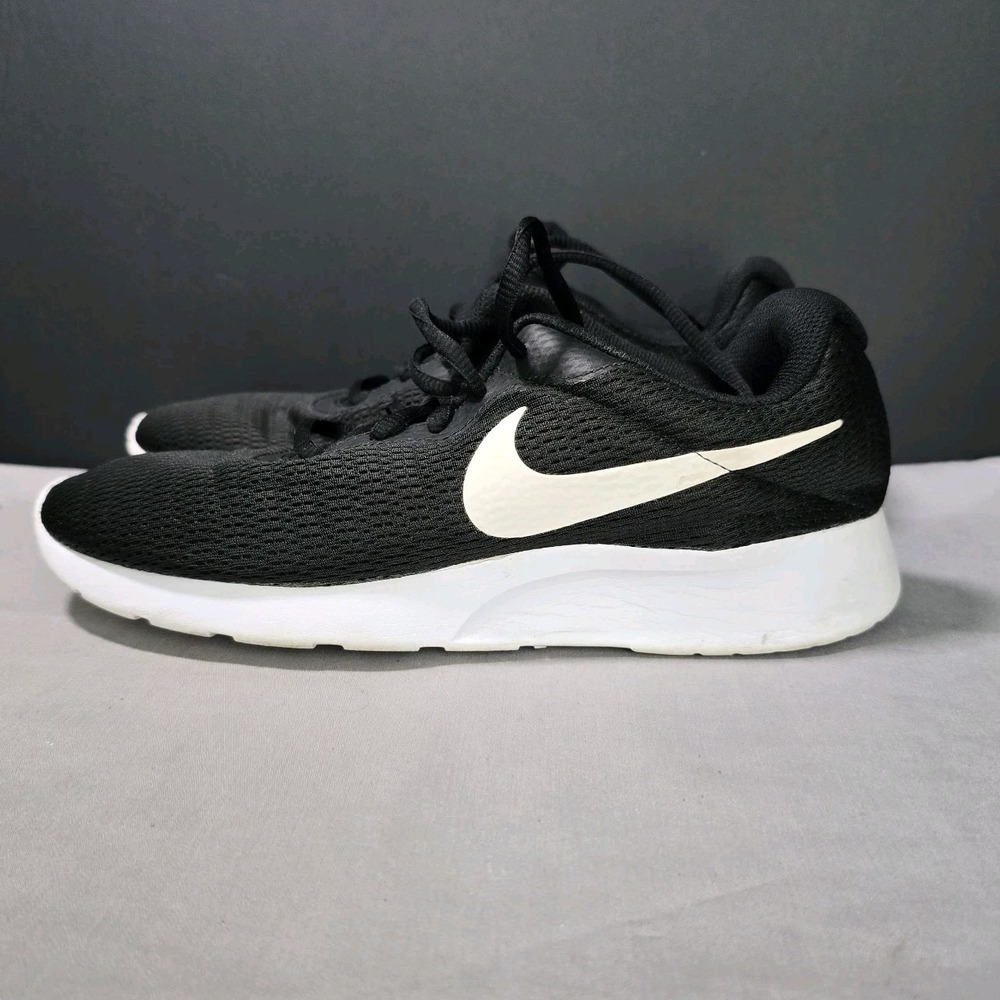 Nike Womans Tanjun Mesh Sneaker 8W Black/White - Picture 4 of 6